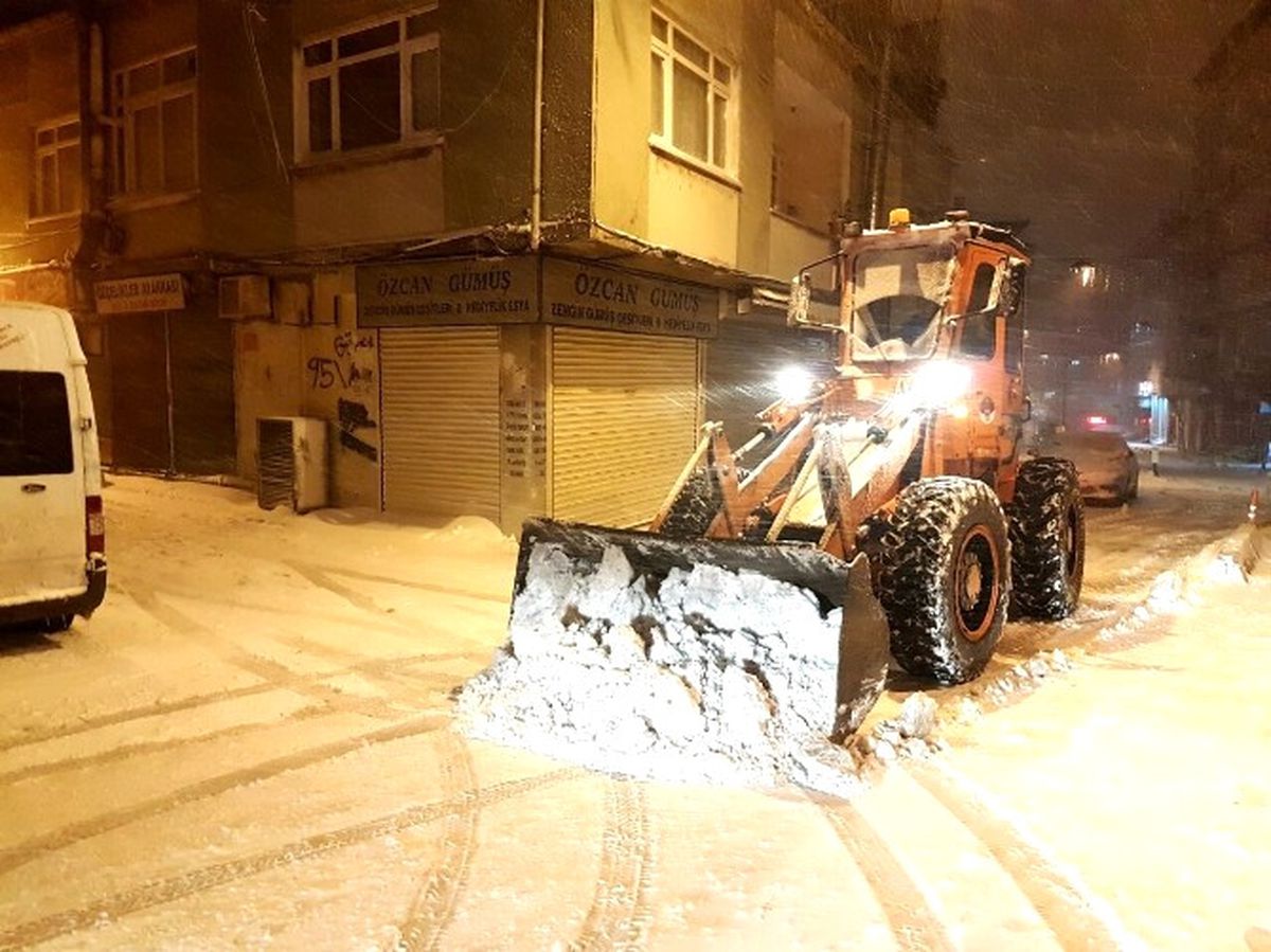 Beyoğlu\'nda Kar Çalışmaları Aralıksız Devam Ediyor