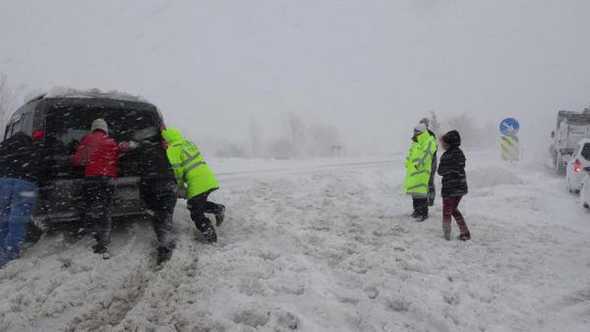 Bursa-Balıkesir Yolunda Kar Esareti: 35 Kilometre Araç Kuyruğu OIuştu