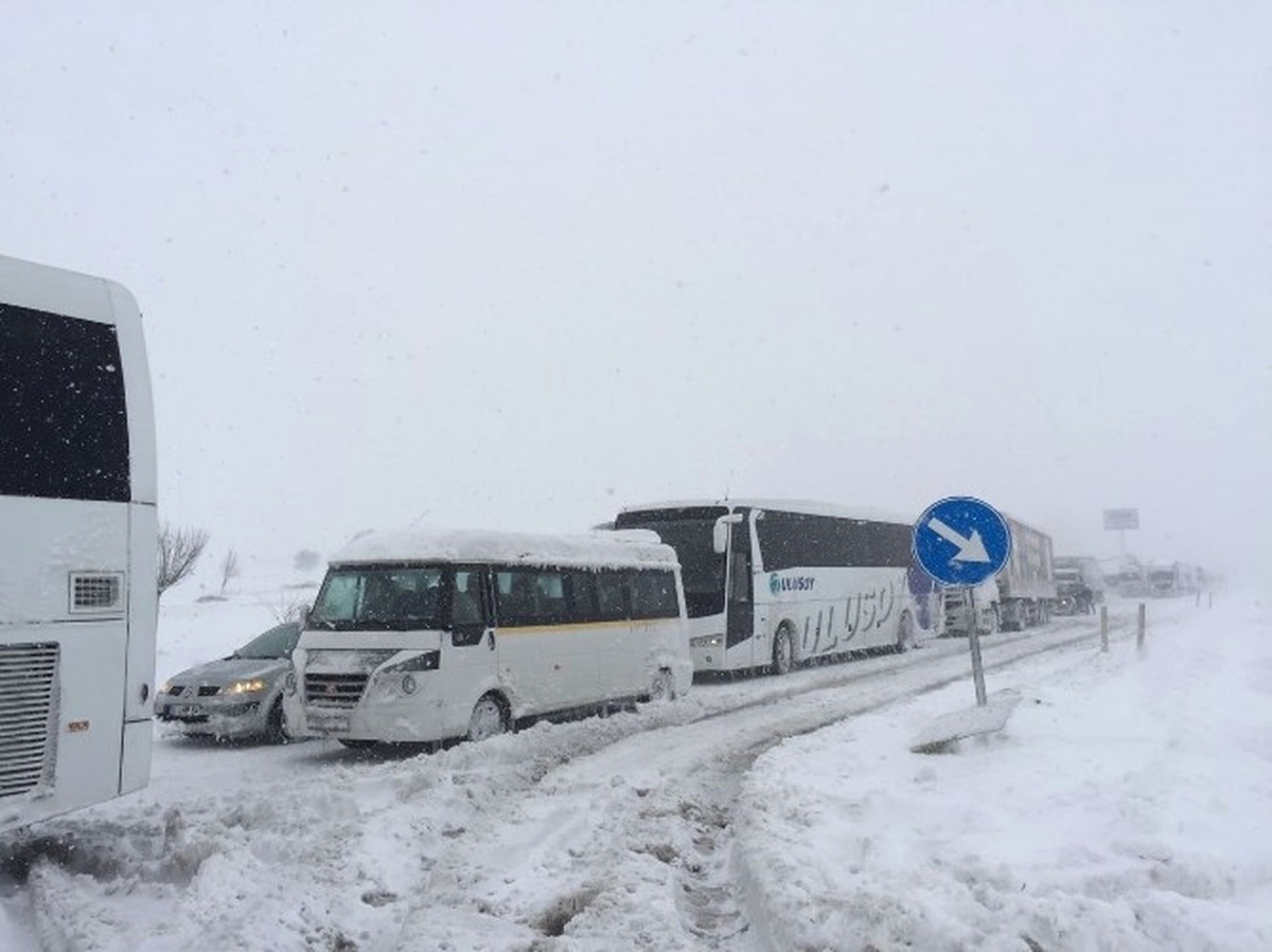 Bursa-İzmir Yolu 4.5 Saattir Kapalı, Konvoy 40 Kilometreye Ulaştı