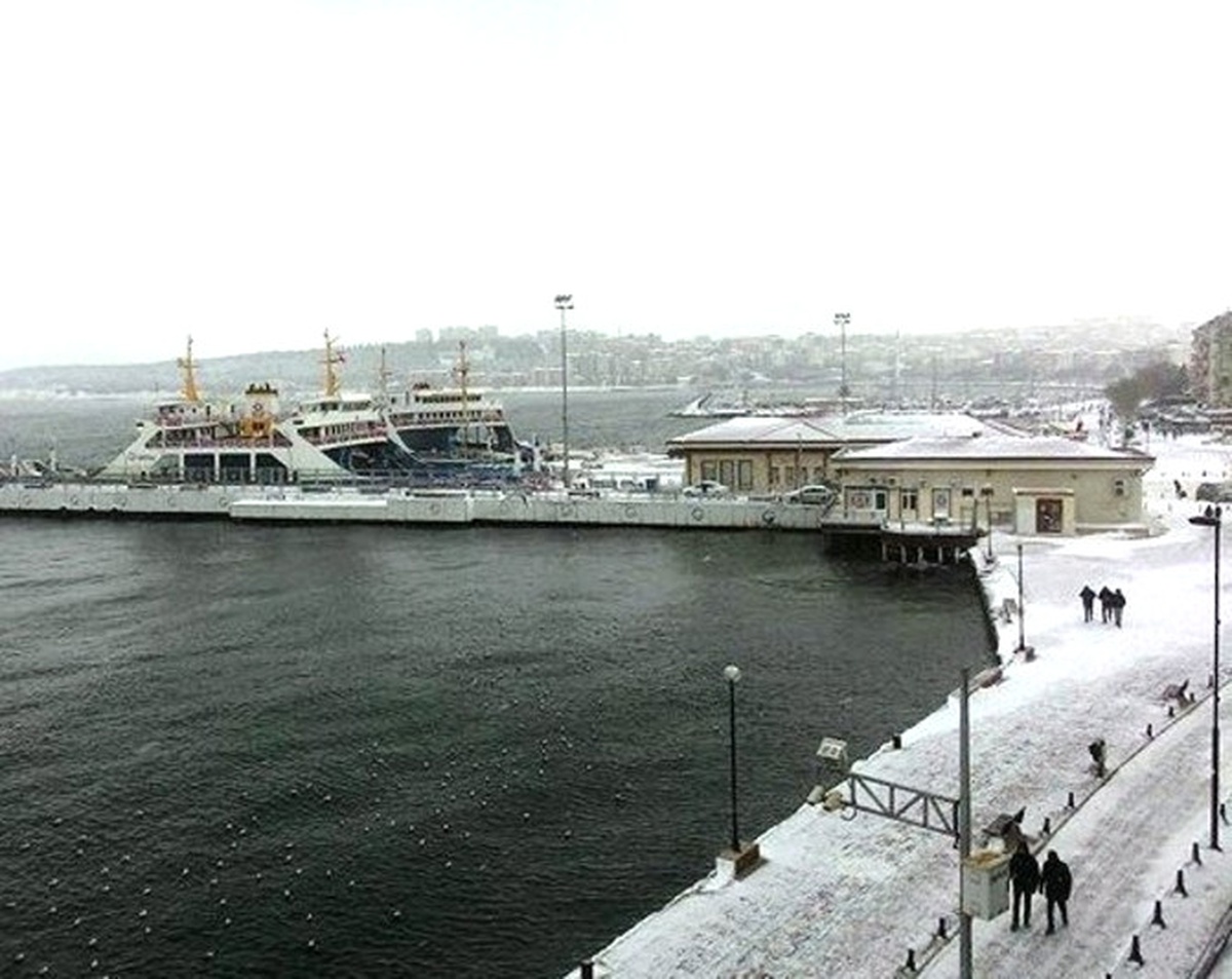Çanakkale\'de Feribot Seferlerine Kar ve Fırtına Engeli