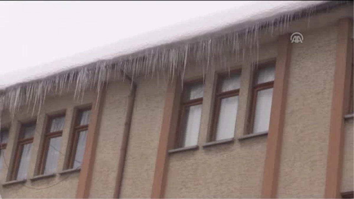 Çatıdan Düşen Kar ve Buz Sarkıtları Tehlike Oluşturuyor