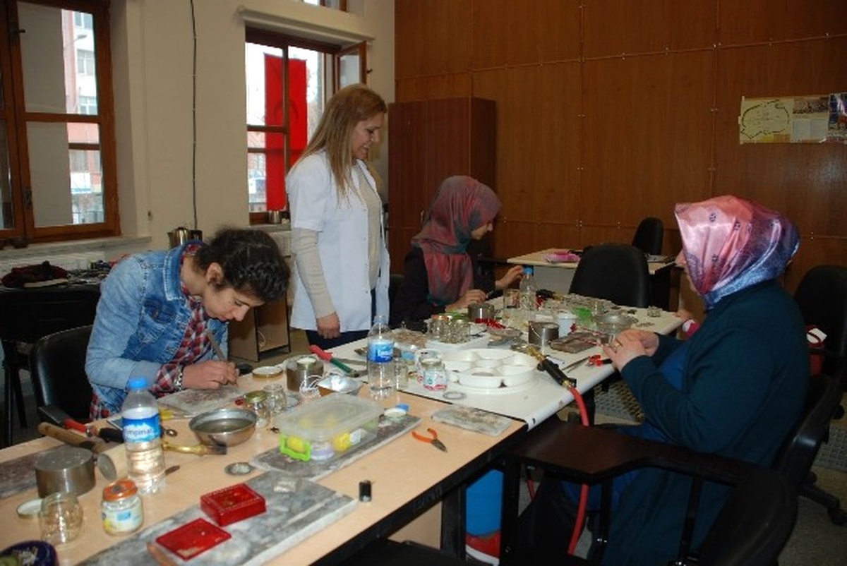 Diyarbakırlı Kadınlar Gençlik ve Kültür Evinde Sanat Öğreniyor