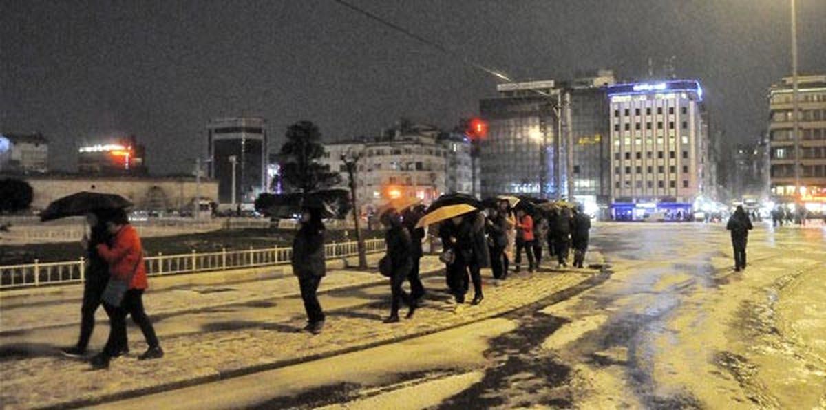 (Ek Görüntü) Taksim Beyaza Büründü