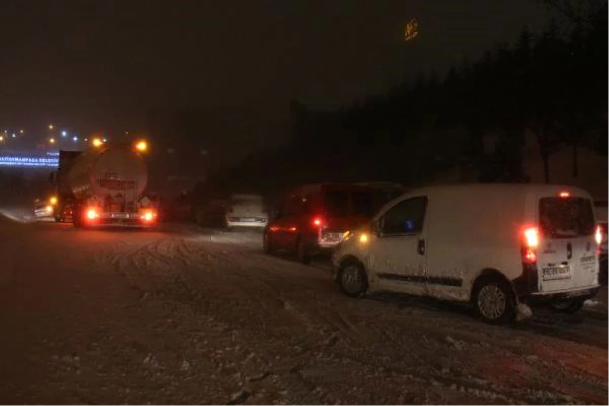 Ek Görüntülerle) Kar Yağışı Nedeniyle Tem Otoyolu\'nda Çok Sayıda Sürücü Mahsur Kaldı