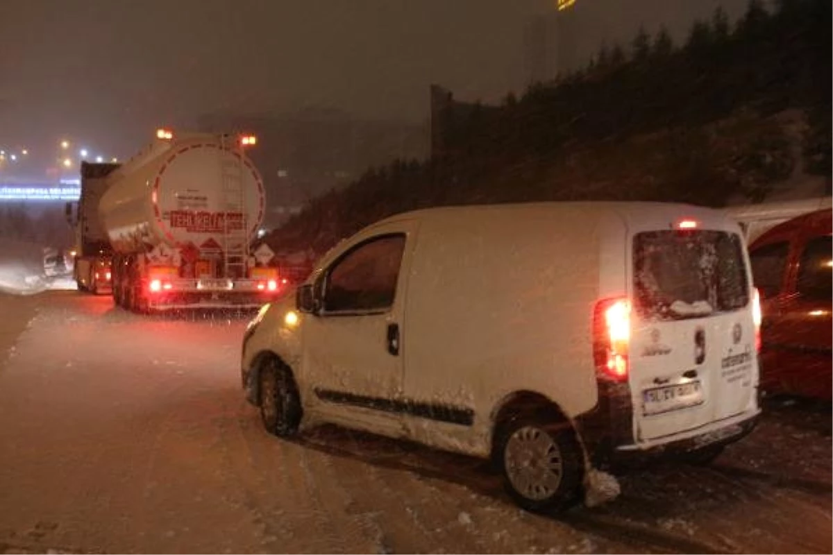 (Ek Görüntülerle) Kar Yağışı Nedeniyle Tem Otoyolu\'nda Çok Sayıda Sürücü Mahsur Kaldı 1