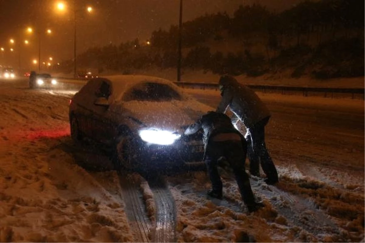 (Ek Görüntülerle) Kar Yağışı Nedeniyle Tem Otoyolu\'nda Çok Sayıda Sürücü Mahsur Kaldı 2