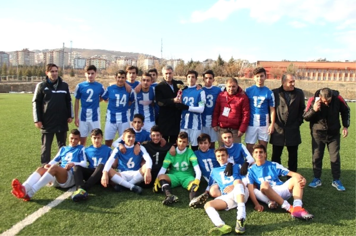 Elazığ\'da U-17 ve U-15 Ligi Şampiyonları Kupalarını Aldı