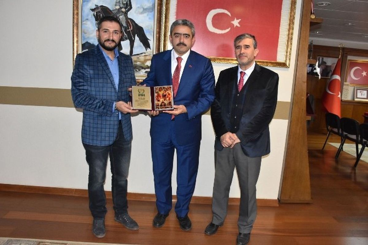 İhh\'dan Başkan Alıcık\'a Plaket