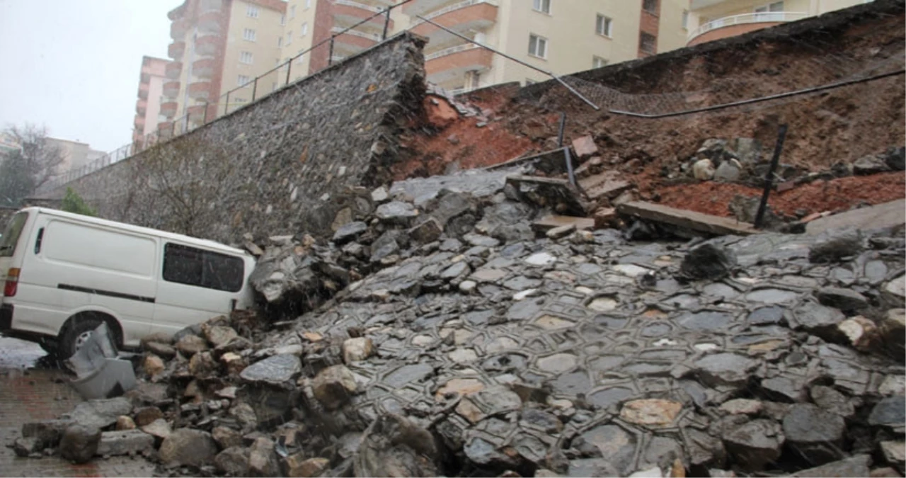 İnşaat Halindeki Binanın İstinat Duvarı Yıkıldı