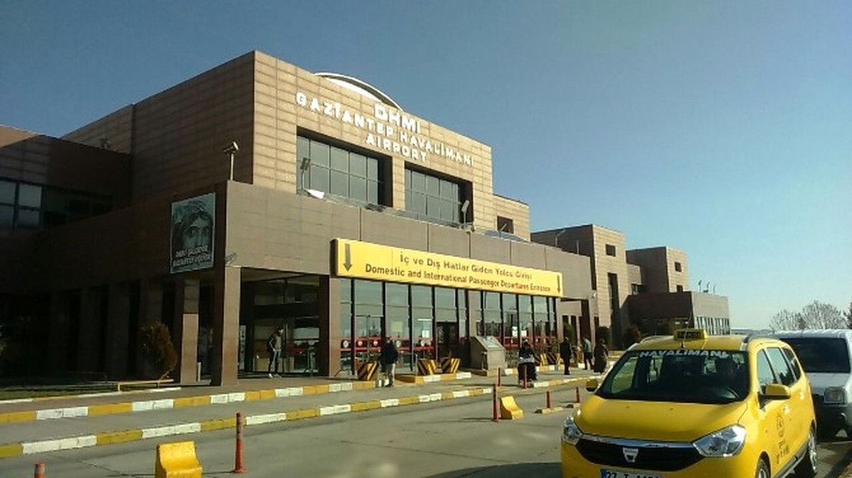 İstanbul\'a İnemeyen Uçaklar Gaziantep\'te Kaldı