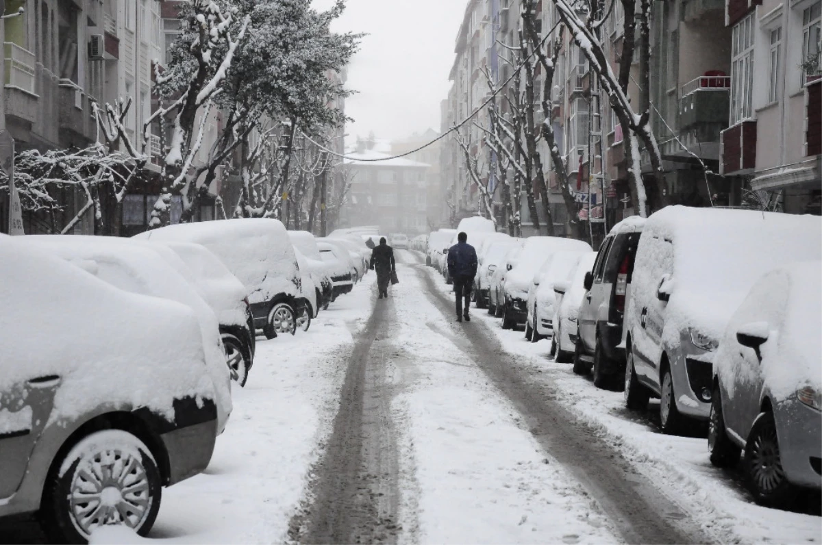 İstanbul\'da Ara Sokaklarda Kar Çilesi