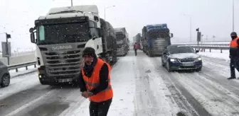 İstanbul'da Kar Esareti! TEM Edirne İstikameti Kapandı, Tüm Vapur Seferleri İptal