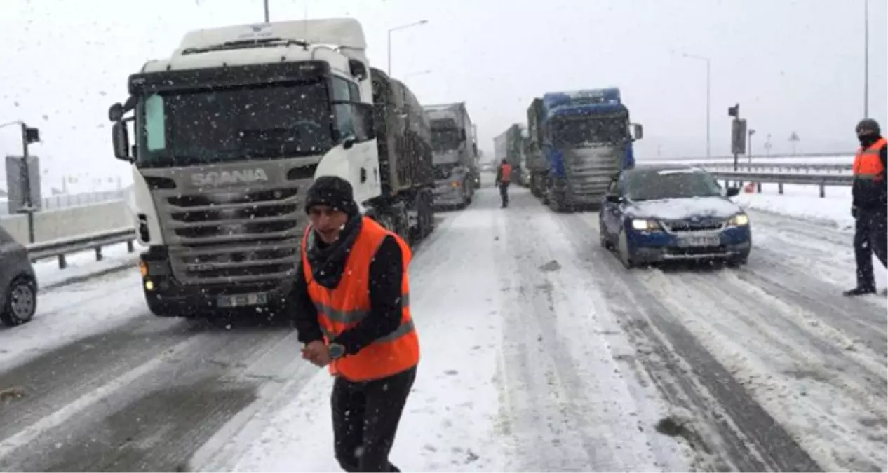 İstanbul\'da Kar Esareti! TEM Edirne İstikameti Kapandı, Tüm Vapur Seferleri İptal