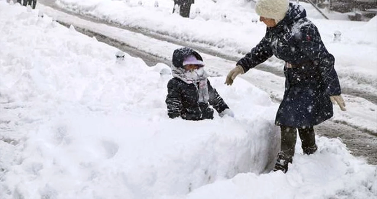 İstanbul\'da Kar Kalınlığı 110 Santimetreye Ulaştı! Hayat Durma Noktasına Geldi