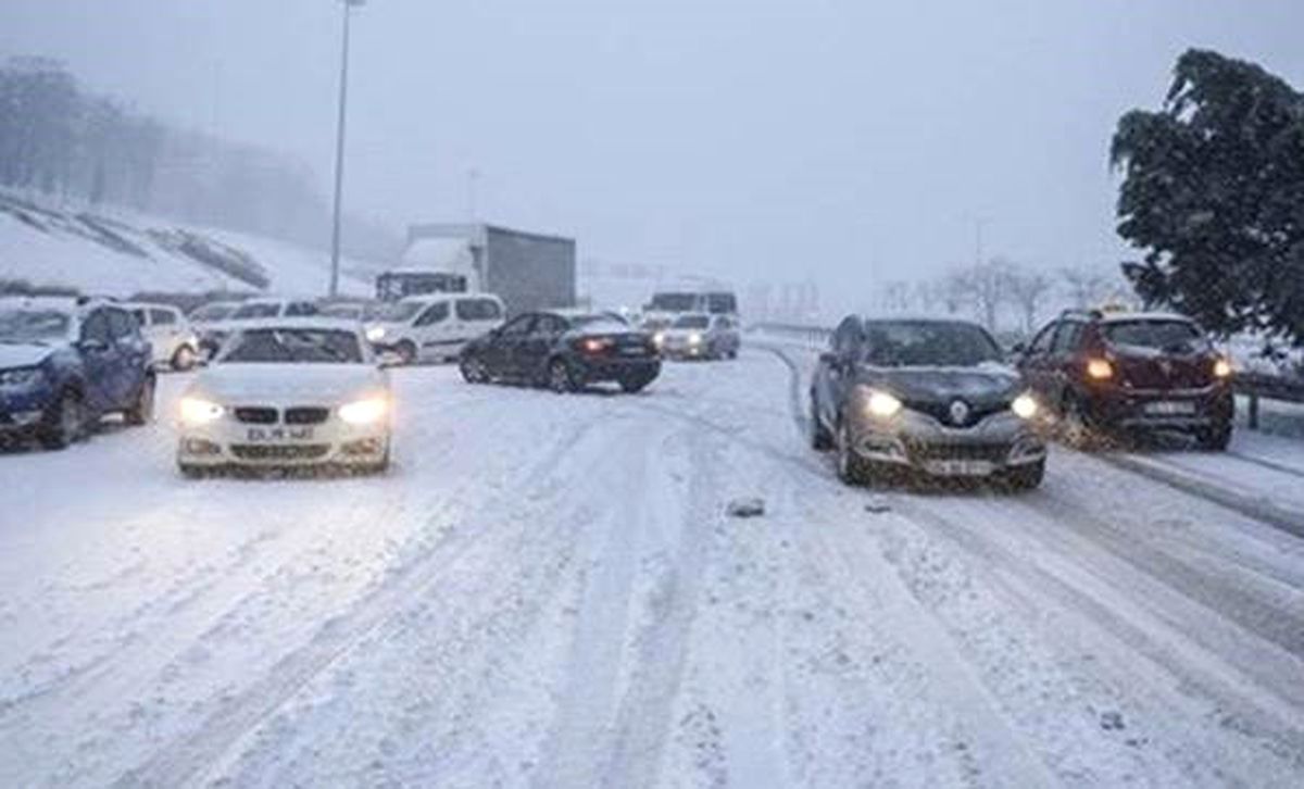 İstanbul\'da Kar Yağışı Etkisini Devam Ettiriyor