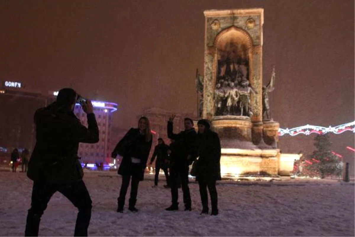 İstanbul\'da Kar Yağışı Gece de Etkili Oldu