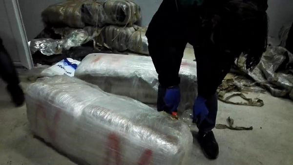 İzmir\'de 650 Kilo Esrar ve 12 Bin 500 Uyuşturucu Hap Ele Geçirildi