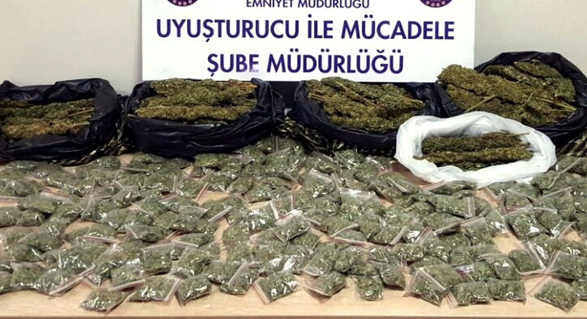 İzmir\'de 650 Kilogram Esrar Ele Geçirildi