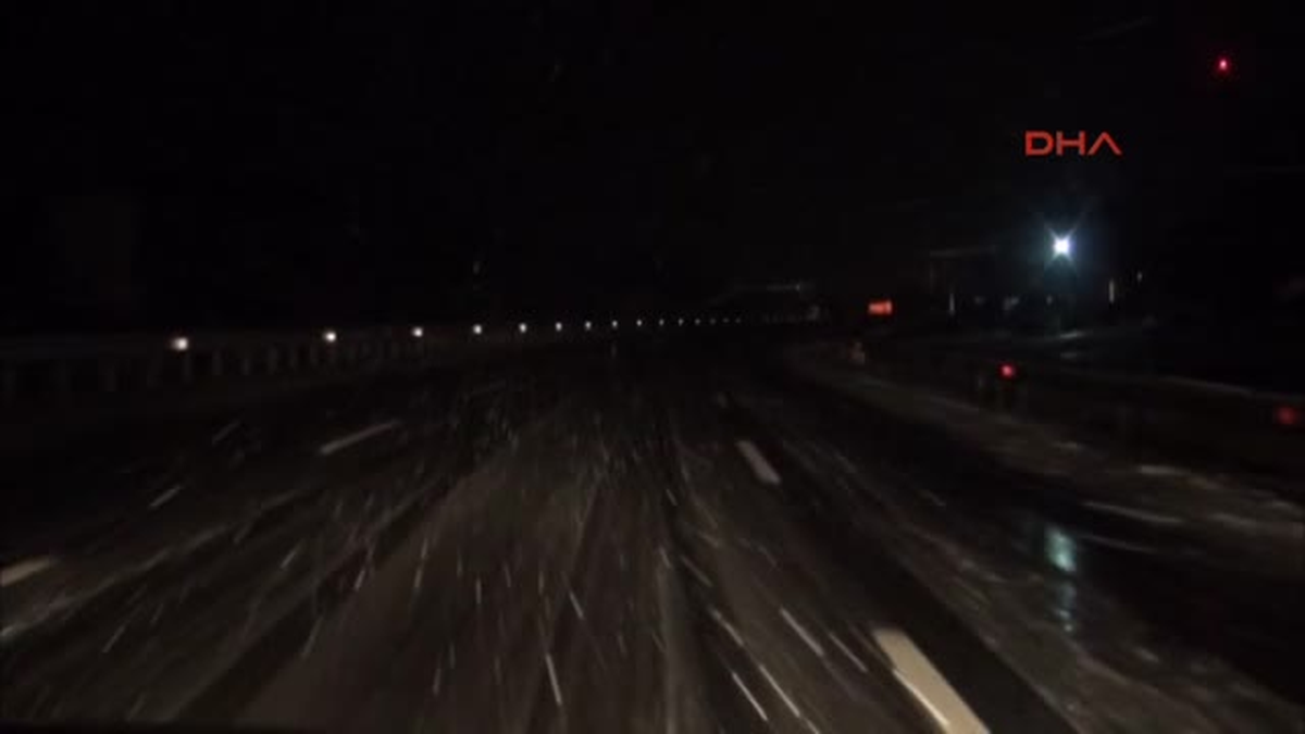 Izmir\'de Sağanak Yağış Etkili Oldu
