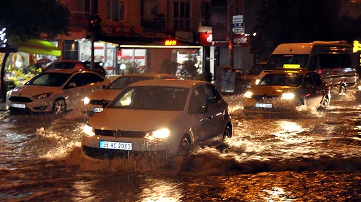 İzmir\'de Sağanak Yağış Etkili Oldu