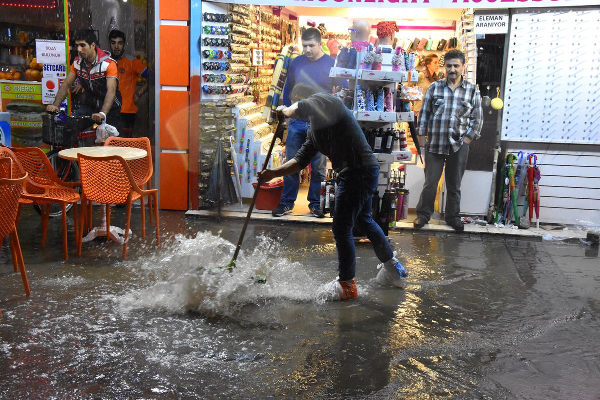 İzmir\'de Sağanak Yağış Etkili Oldu (Ek)