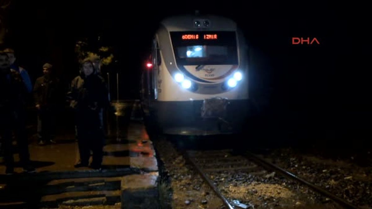Izmir Hemzemin Geçitte Tren Otomobile Çarpı: 1 Yaralı