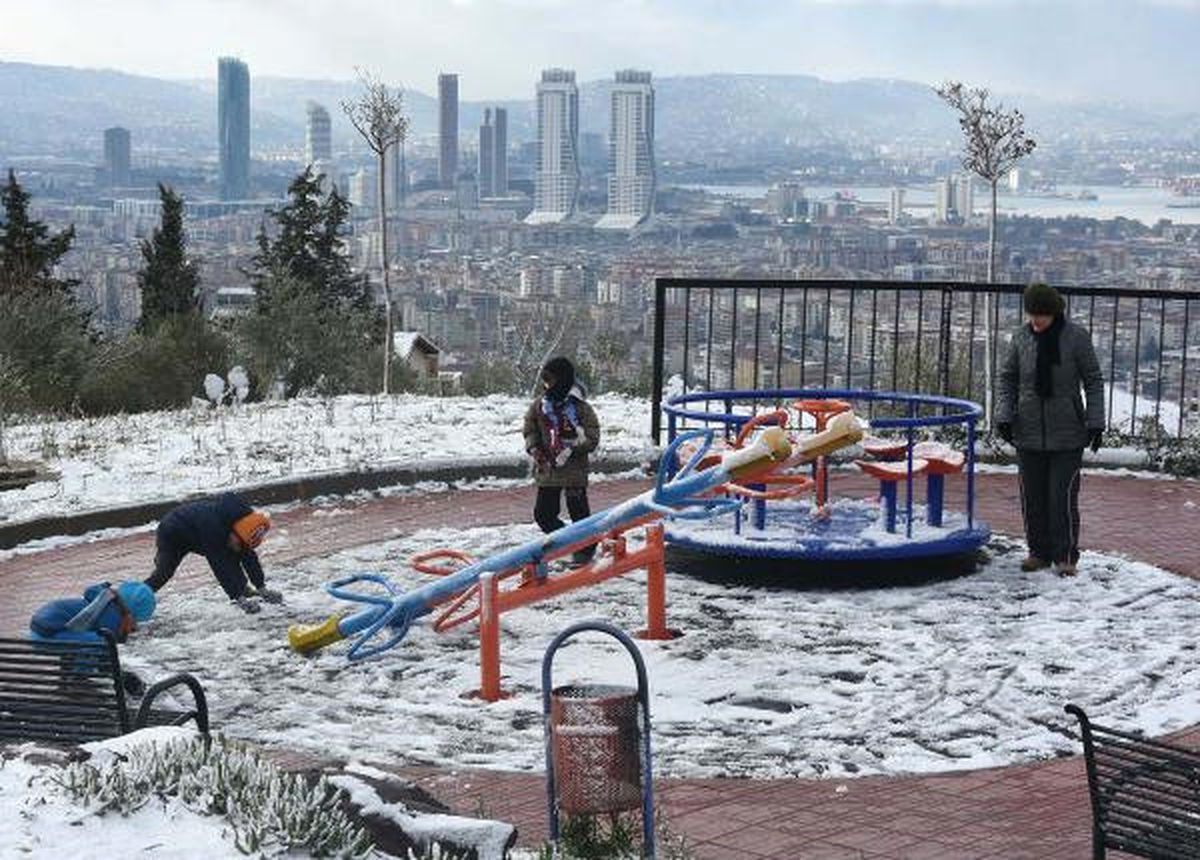 İzmir\'in İlçelerinde Yağmur, Yüksek Kesimleri İse Kar Etkiledi (2)