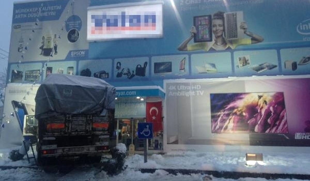 Kamyonunu, Arızalanan Telefonunu Aldığı Mağazaya Sürdü
