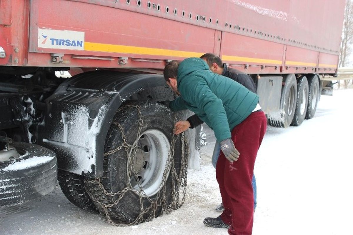 Kar Yağdı, Sürücüler Yollarda Mahsur Kaldı