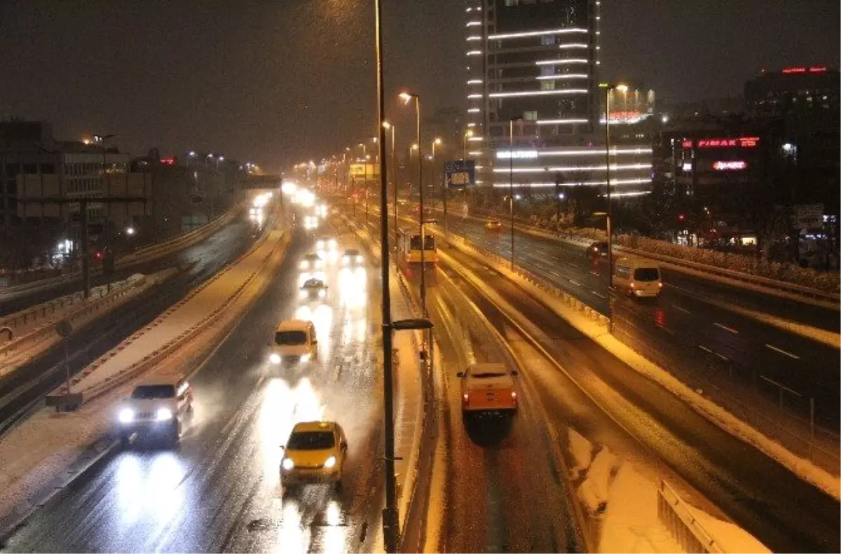 Kar Yağışı Etkisini Yitirdi, Yollar Boş Kaldı