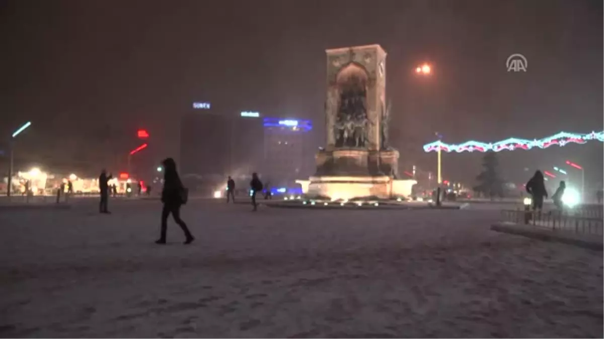 Kar Yağışı Nedeniyle Caddeler ve Sokaklar Beyaza Büründü - Istanbul