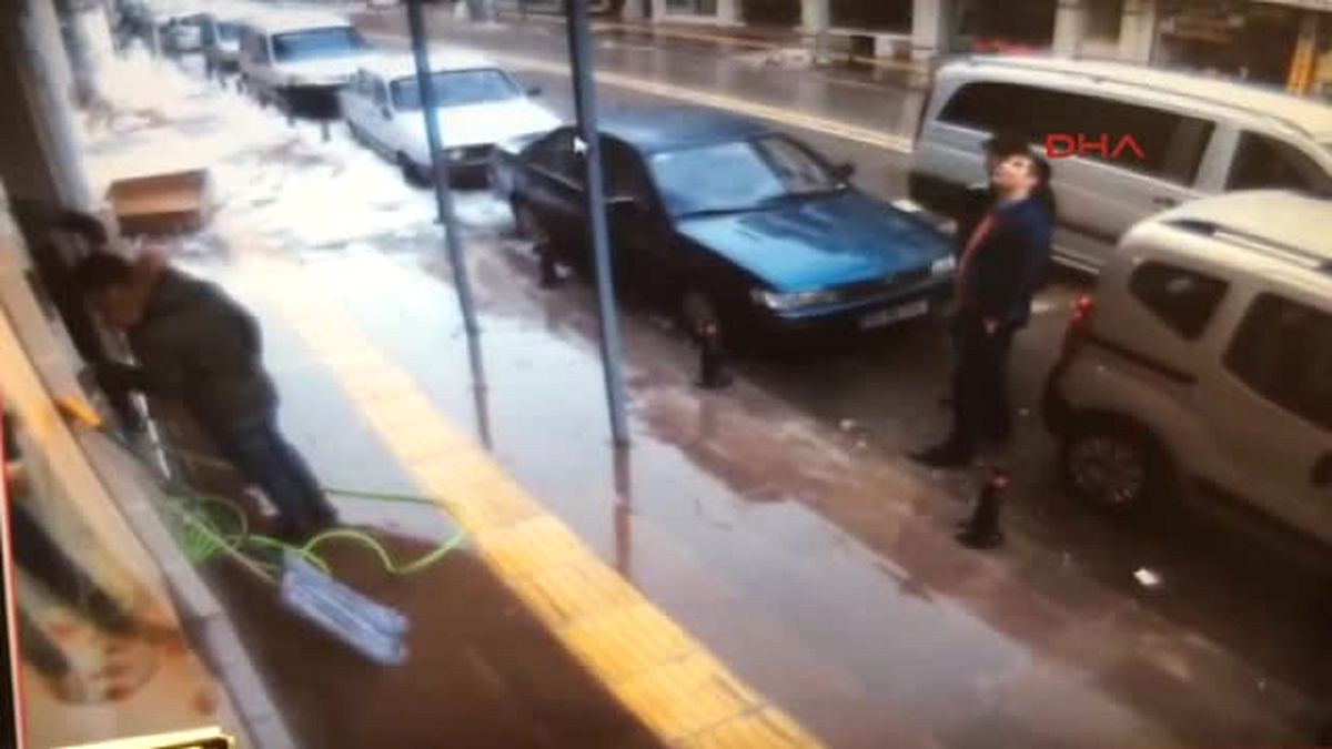 Karaman Çatıdan Düşen Kar Kütlesi ve Tabeladan Saniyelerle Kurtuldu
