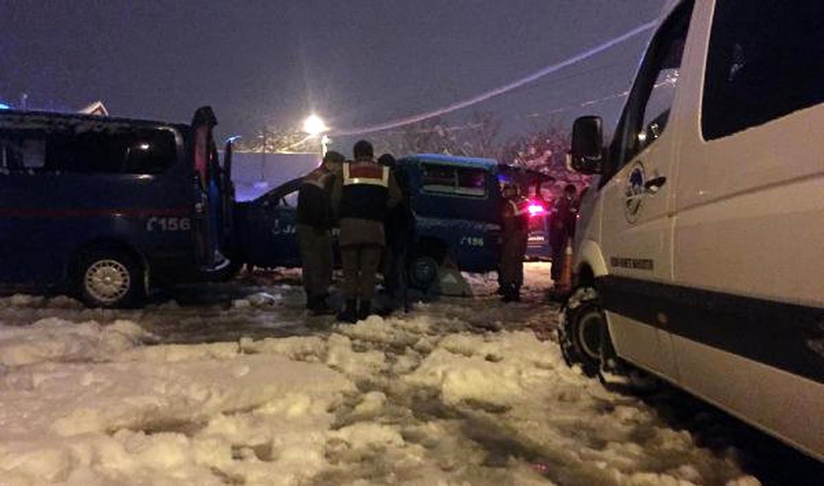 Komşu Kavgasında Satırla Öldürdü