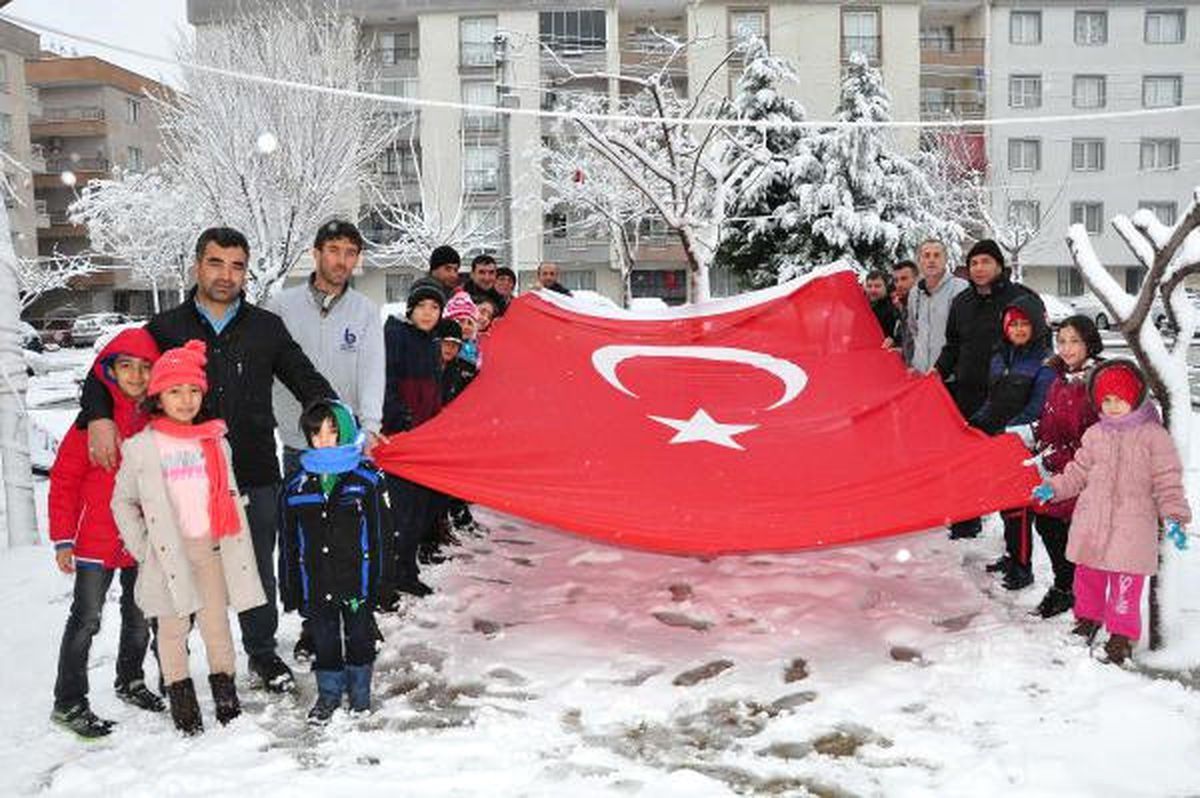 Manisa\'da Kar Topu Oynayanlar, Bayrak Açıp Terörü Lanetledi