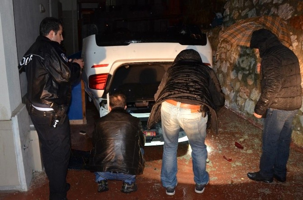 Milas\'ta Polisten Kaçan Araç Sitenin Bahçesine Düştü