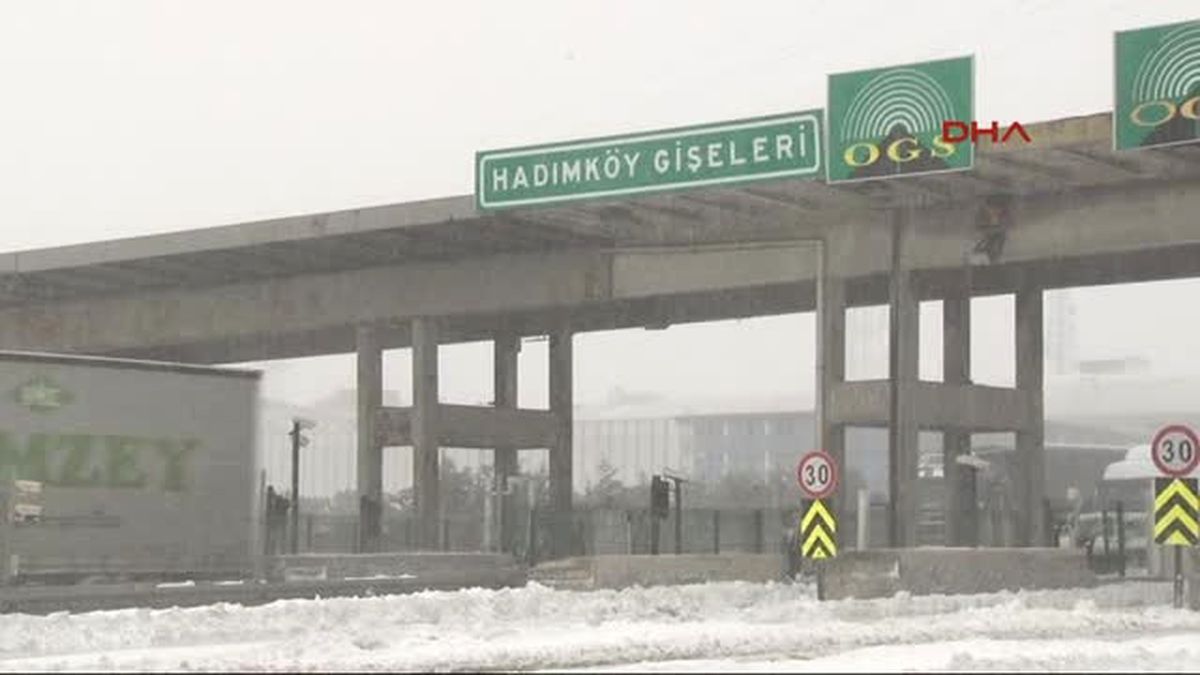 Otogara Varabilme Umuduyla Valizleriyle Karda Yürüdüler