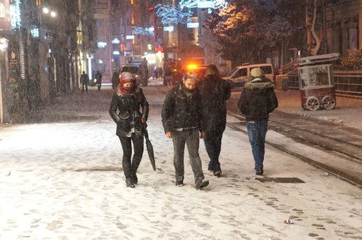 Otogara Varabilme Umuduyla Valizlerle Karda Yürüdüler