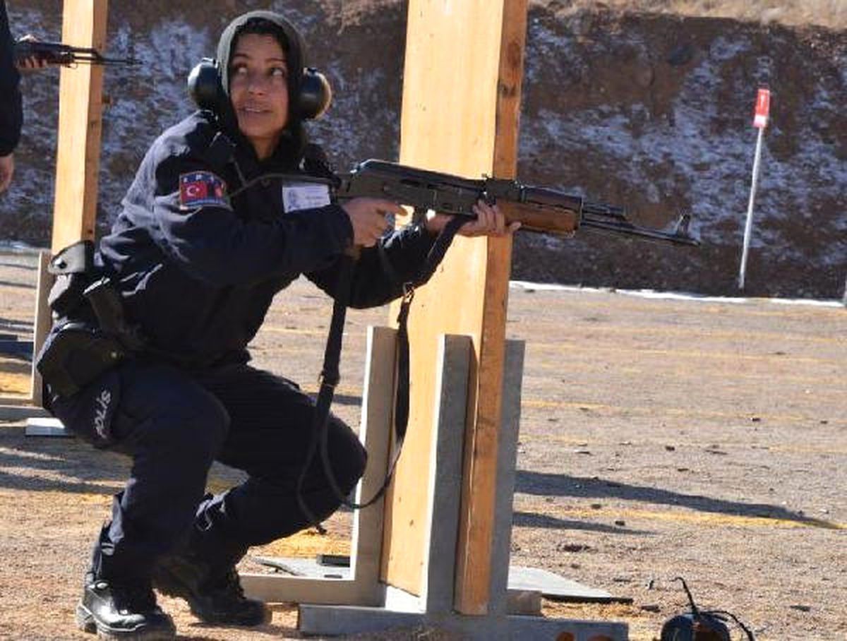 Polis Okulunda Afgan Kadın Polislerin Eğitim Klibi