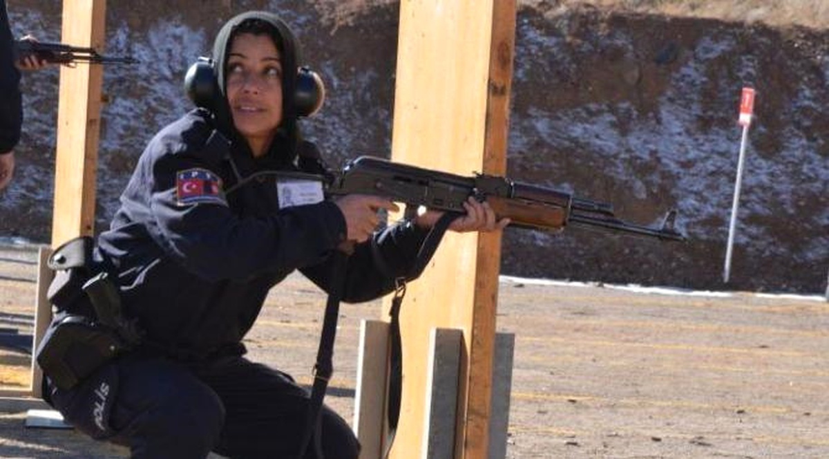 Polis Okulunda Afgan Kadın Polislerin Eğitim Klibi