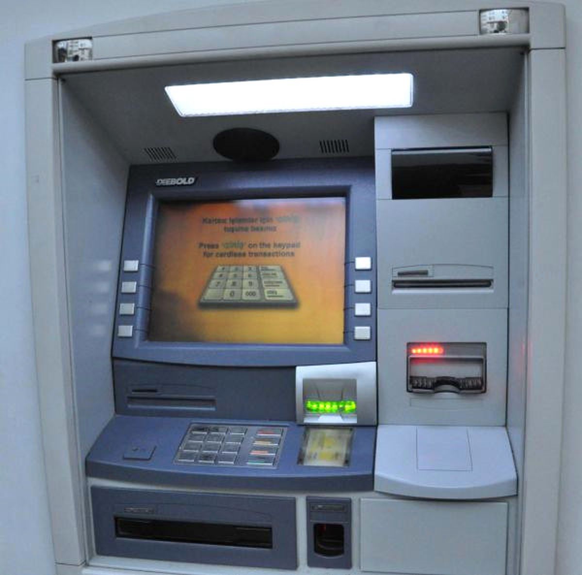 Polisin Dikkati Atm\'deki Düzeneği Ortaya Çıkardı