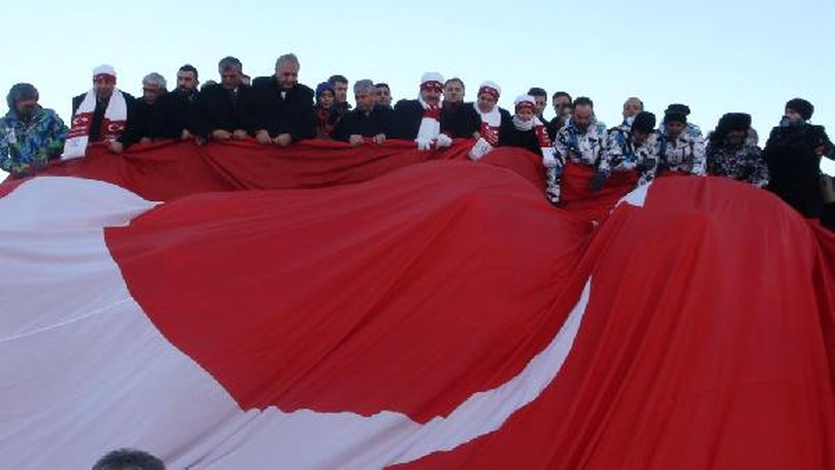Şehit Mehmetçiklerin Kardan Heykellerine Yoğun İlgi (2)