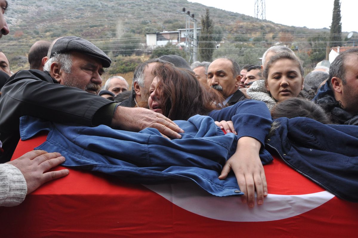 Şehit Musa Can\'ın Cenazesinde Yürek Yakan Görüntü! Kızı Montunu Tabuta Örttü