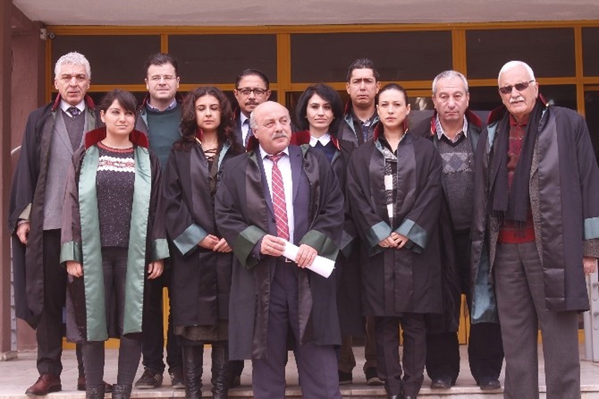 Selçuk\'taki Avukatlar Teröre Karşı Tek Yumruk Oldu