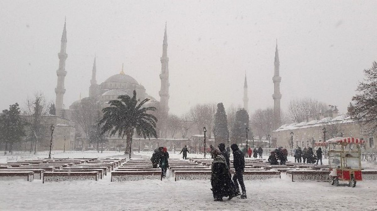 Sultanahmet Camii\'nin Avlusunda Kızakla Kaydılar