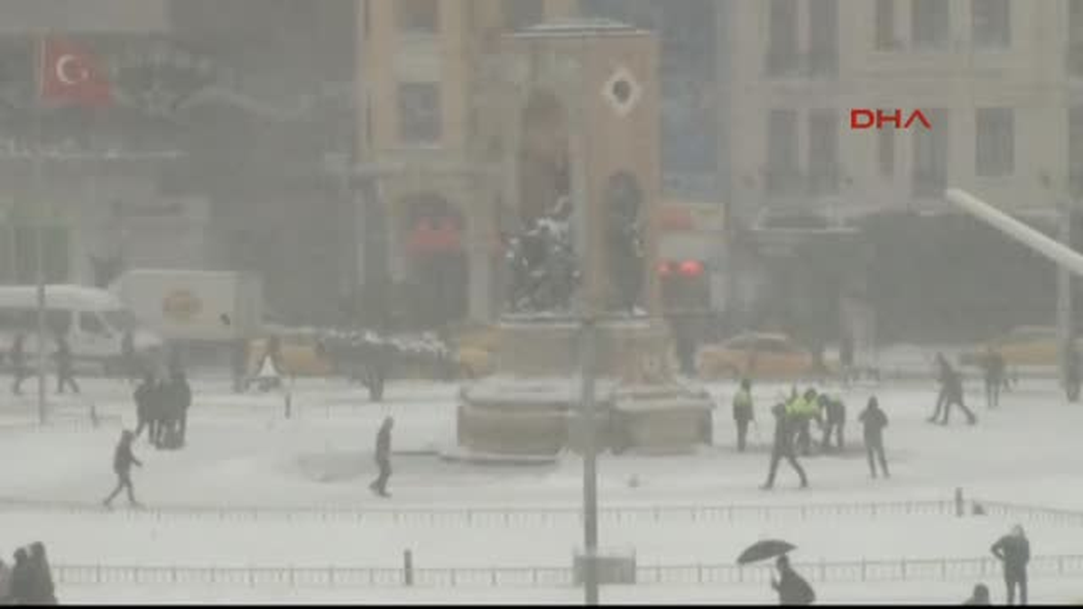 Taksim Beyaza Büründü