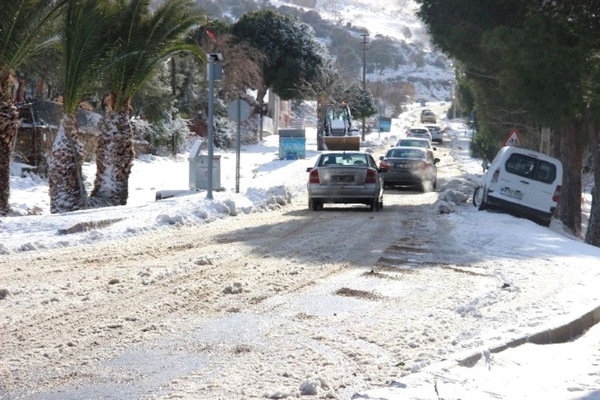 Tatil Kenti Foça\'da Kar Kalınlığı 20 Santim
