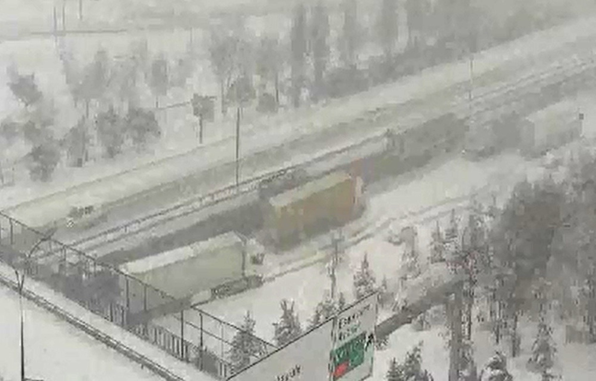 Tem Bahçeşehir Mevkiinde 5 Tır Kaza Yaptı. Edirne İstikameti Yönünde Trafik Tamamen Durdu.