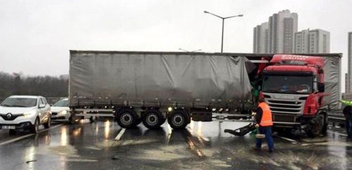 Tem\'de 9 Tır Kaza Yaptı, Yol Trafiğe Kapandı (1)