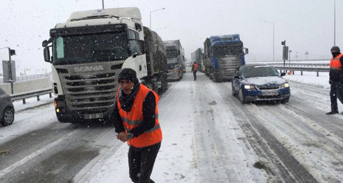 Tem\'de 9 Tır Kaza Yaptı, Yol Trafiğe Kapandı