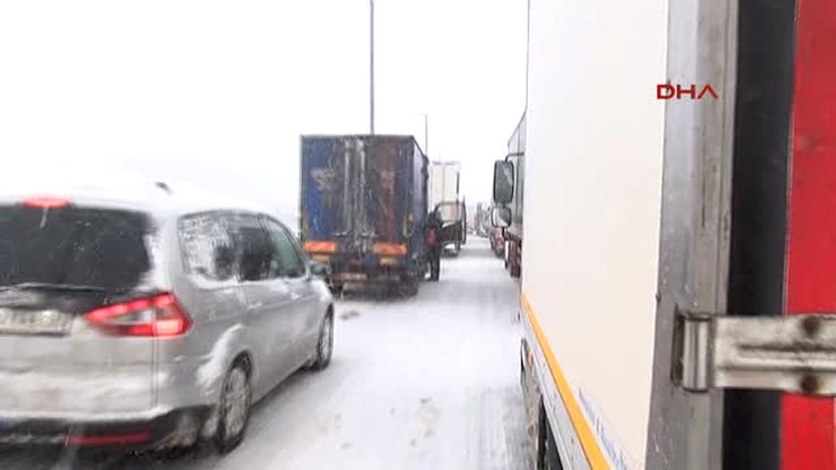 Tem\'de 9 Tır Kaza Yaptı, Yol Trafiğe Kapandı